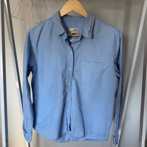 Universal Thread Blue Buttton Down - Picture 3 of 7